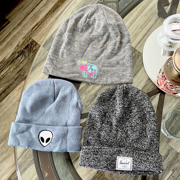 3 PACK BEANNIES (COW/DISTRICT)(ALIEN/UNKNOWN)(BLK& WHT/HERSCHELSUPPLY CO. NWOT - Picture 1 of 7